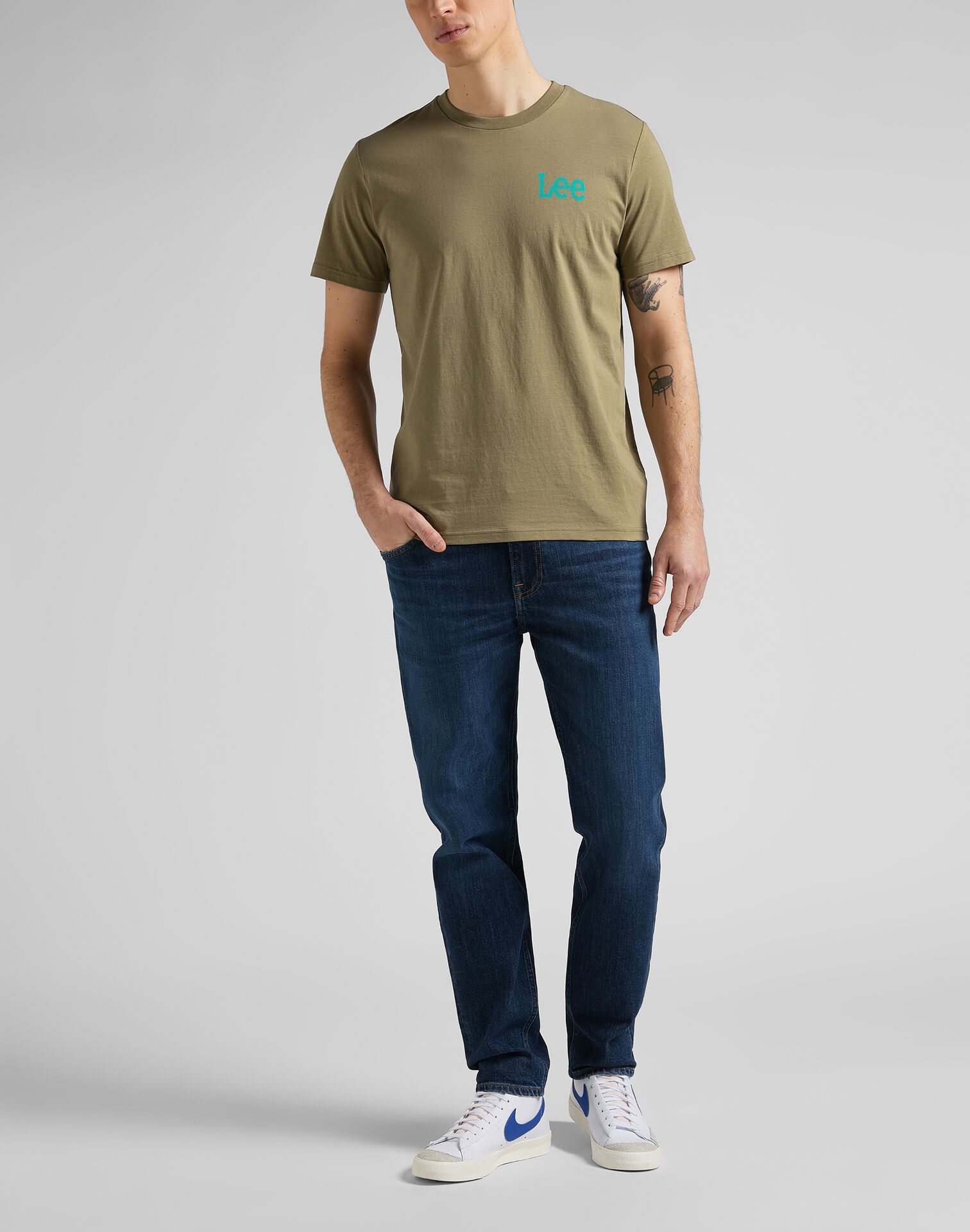 112145359 Wobbly Logo Tee σε Χακί
