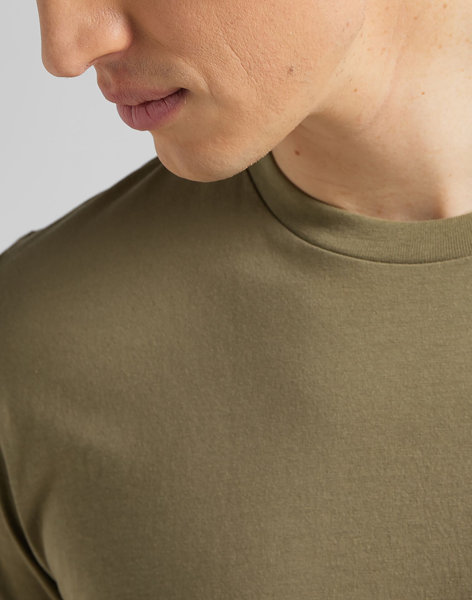 112145359 Wobbly Logo Tee σε Χακί